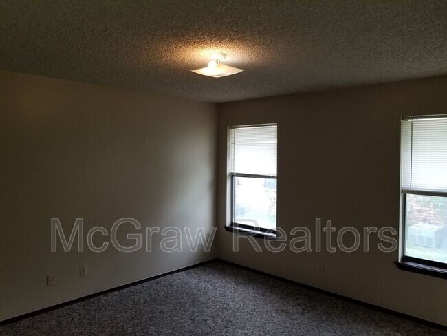 Building Photo - 2609 Oakhurst Dr