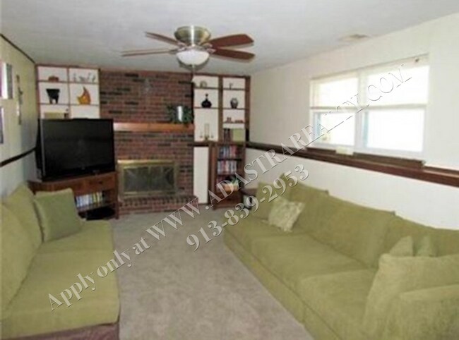 Building Photo - Updated 3 Bed 2 Bath Home in OLATHE-Available NOW!!