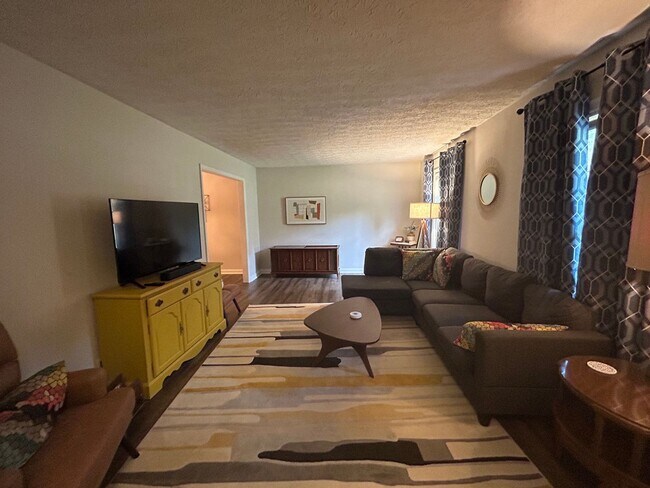 Foto del edificio - **PRICE IMPROVEMENT**1100 Brittany Way: Fu...