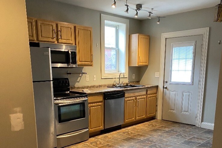 Foto principal - 341 W 3rd St