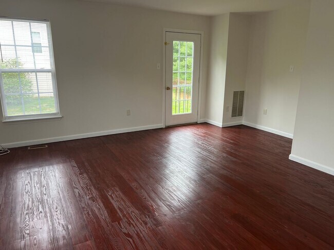 Foto del edificio - End-Unit Garage Townhome