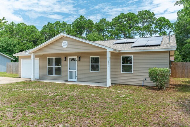 Building Photo - Charming Navarre Home on Nearly Half an Acre