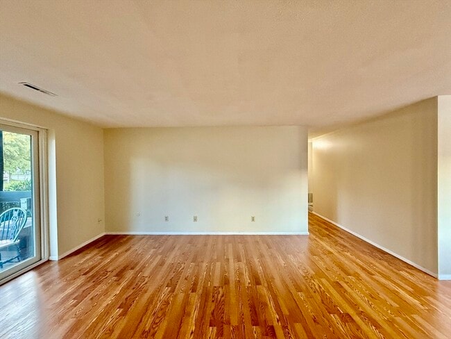Building Photo - 160 Elm St
