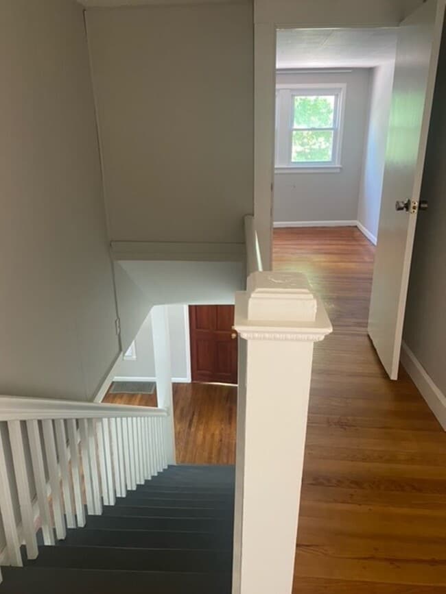 Building Photo - Available August!  4/5BR, 2BA Campus and B...
