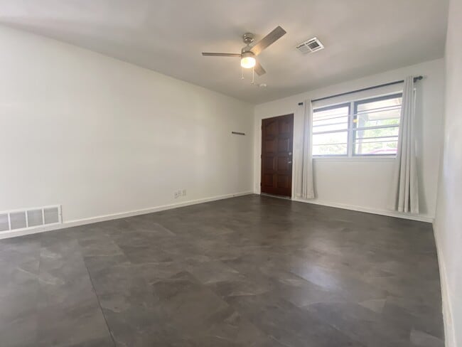 Photo - 1714 Village Dr House