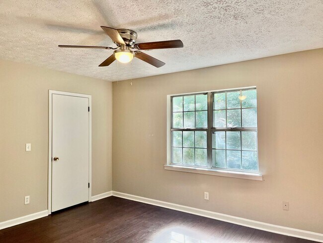 Building Photo - Garden Lakes Blvd #2803