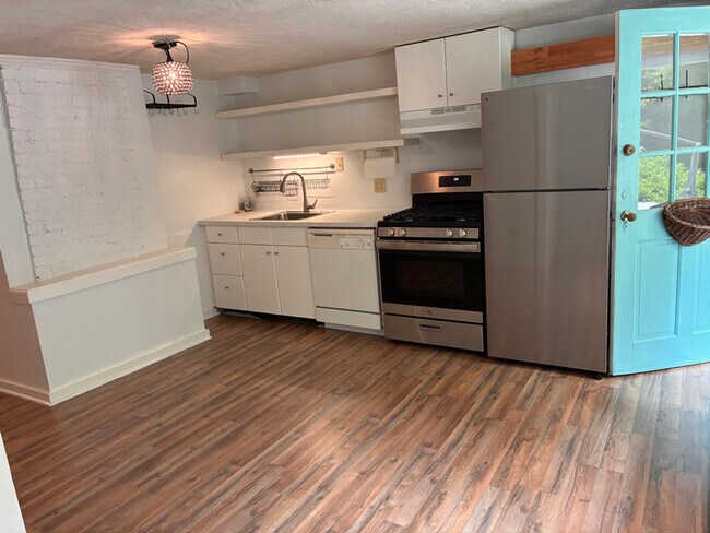 Foto del edificio - 4951 Lake Forrest Dr NW