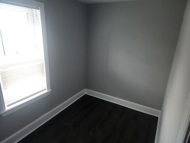 Building Photo - 3 Bedroom 1 1/2 bath townhouse