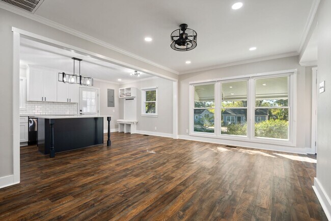 Foto del edificio - Charming Mid-Century Home with Covered Carport and Modern Updates