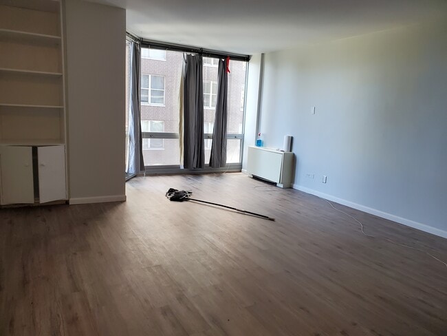 Building Photo - 21 W Goethe St