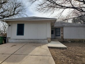 Building Photo - 907 Fairway Green Cove