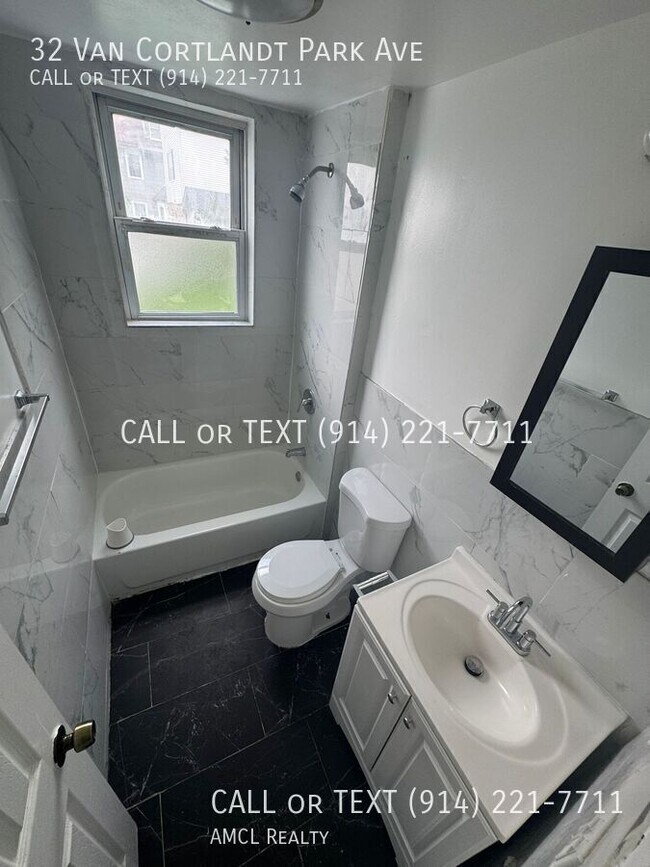 Foto del edificio - 32 Van Cortlandt Park Ave