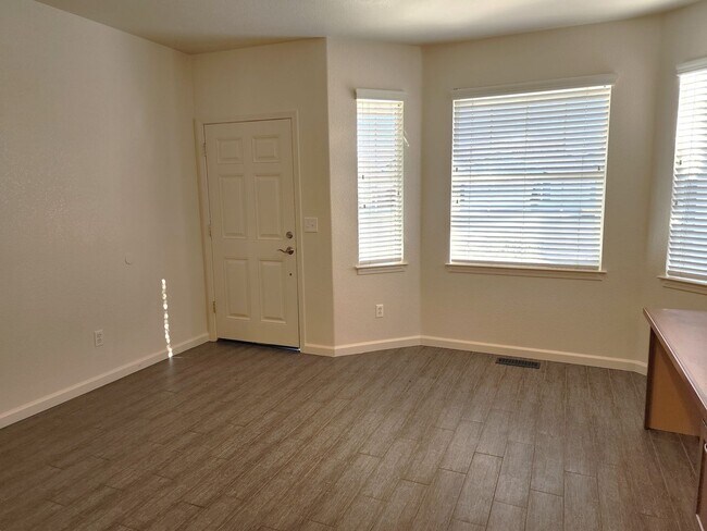 Foto del edificio - 3 bedroom Home for Rent in Chichester HOA