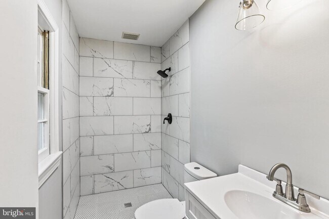 Building Photo - 8603 Laverne Dr