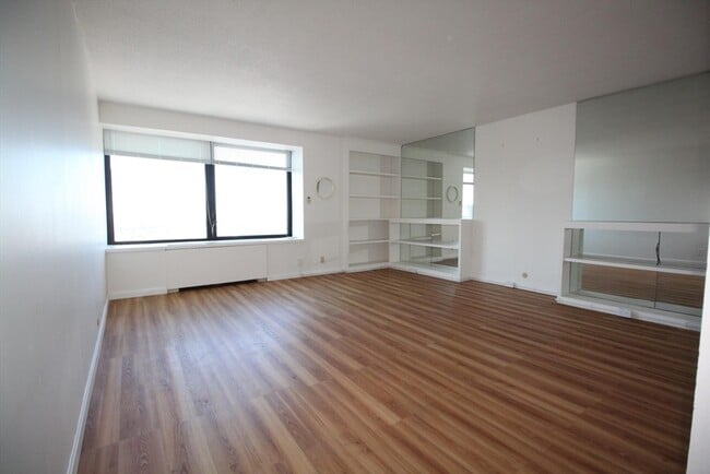 Building Photo - 65 E India Row