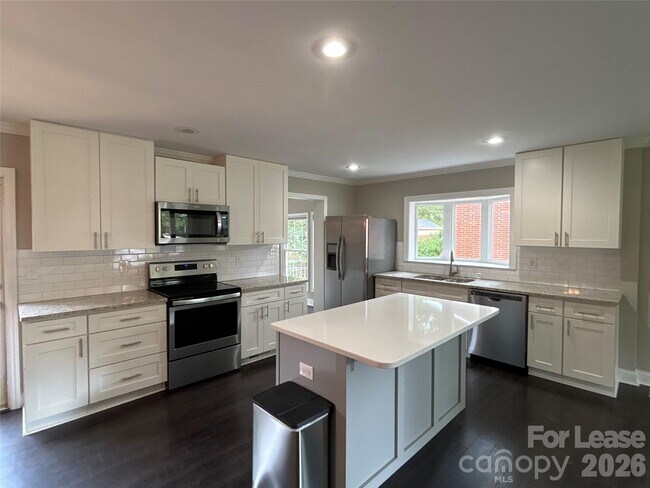 Building Photo - 1939 Sandhurst Dr