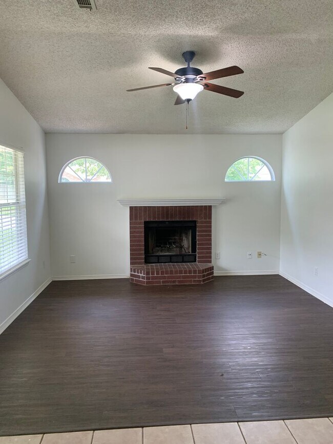 Building Photo - Adorable 3 Bedroom Home Fayetteville, AR!