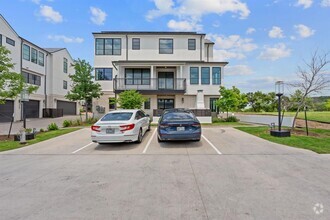 Building Photo - 701 Ariana Ct