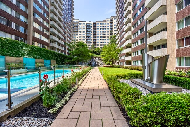 Building Photo - Le Parc