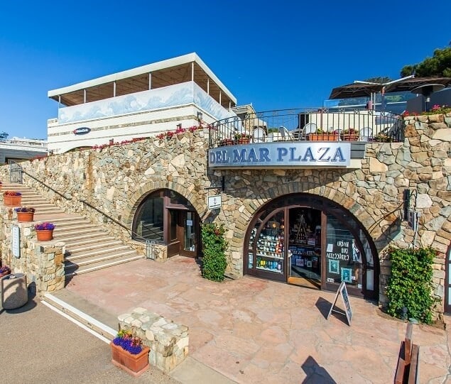 With its amazing ocean views and dog-friendliness, Del Mar Plaza is a popular destination