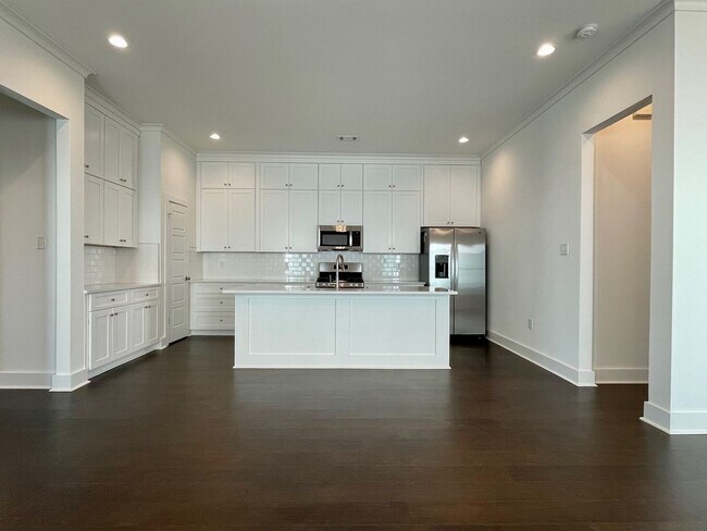 Foto del edificio - Beautiful 3 bedroom 2 bath end unit with s...