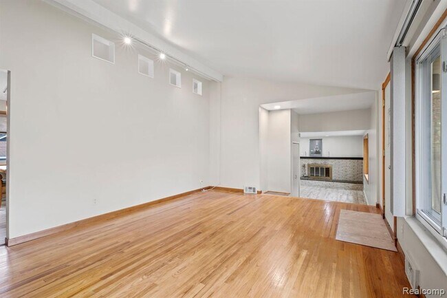 Building Photo - 30706 Fairfax St