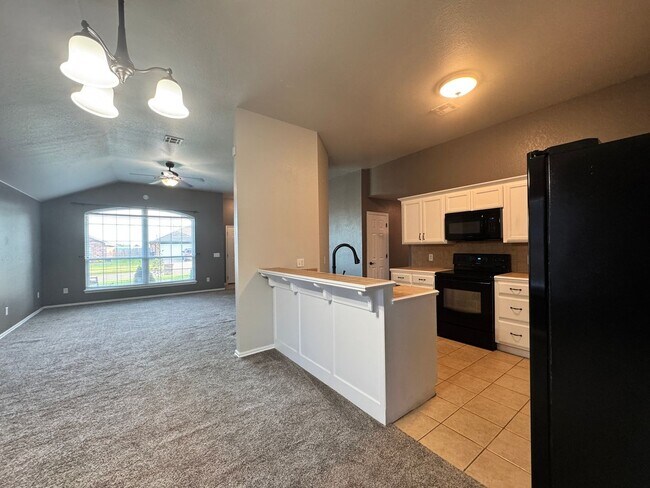 Foto del edificio - 4 Bedroom Home in Moore