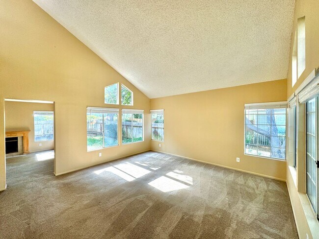 Building Photo - Great 3B/2.5BA House in Oceanside!