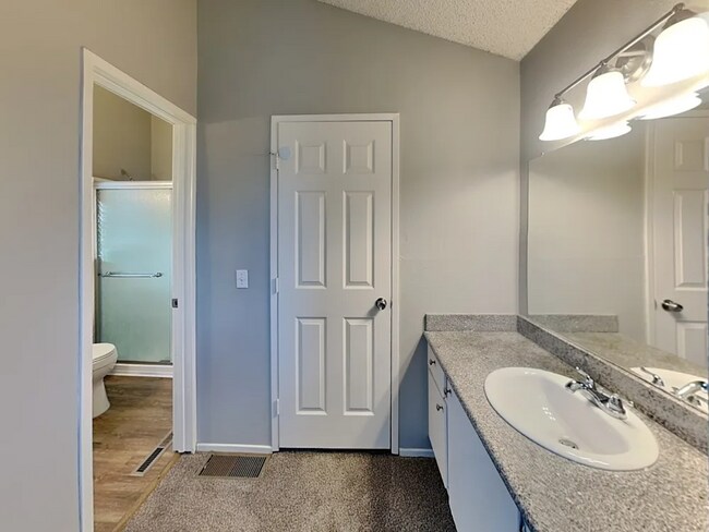 Foto del edificio - 715 Whispering Bay Ln