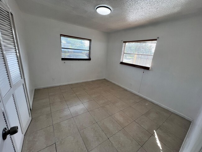 Foto del edificio - 3319 Grove Rd