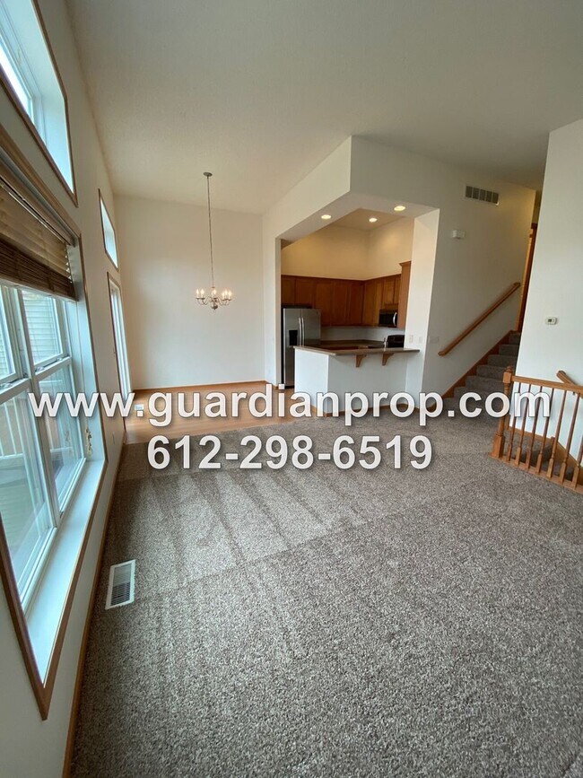 Foto del edificio - Townhouse Available October 1, High Ceilings, Open Floor Plan, Lower Family Room w/Fireplace, Bal...