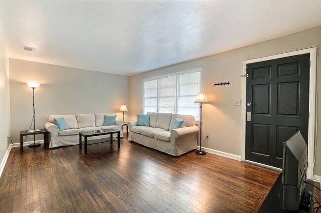 Building Photo - 2211