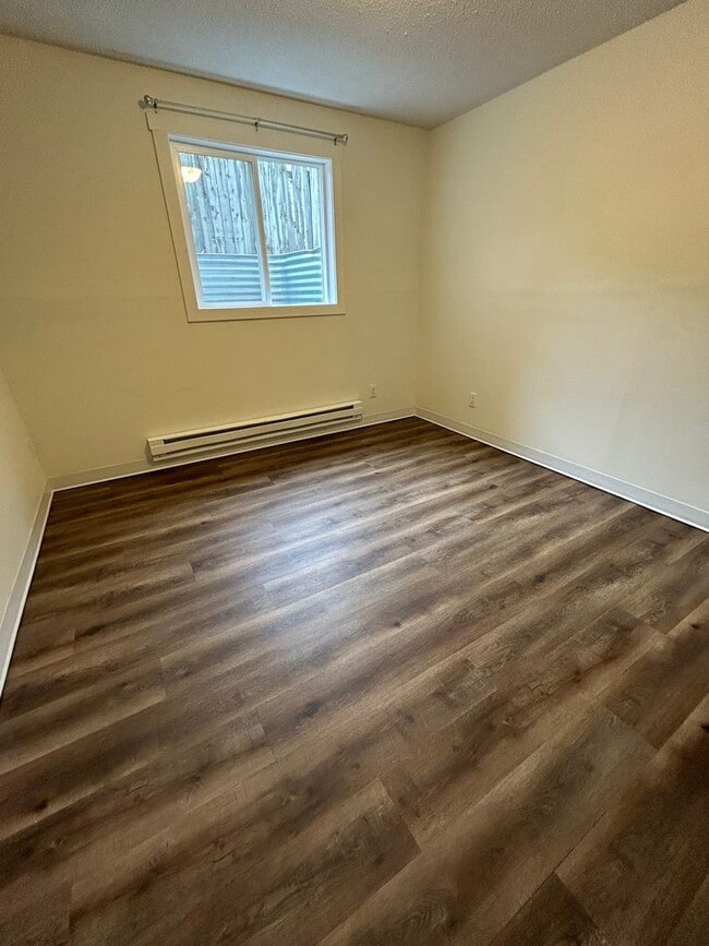 Building Photo - 2 Bedroom, 1 Bathroom apartment Available Immediately