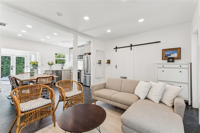 Foto del edificio - 990 SW 11th St