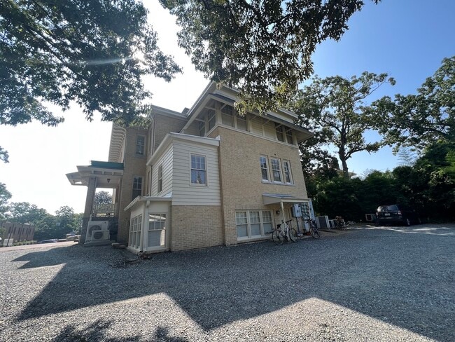 Building Photo - 817 N Elm St