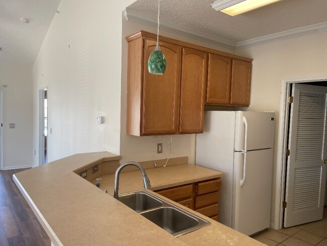 Foto del edificio - 5816 Longwood Dr