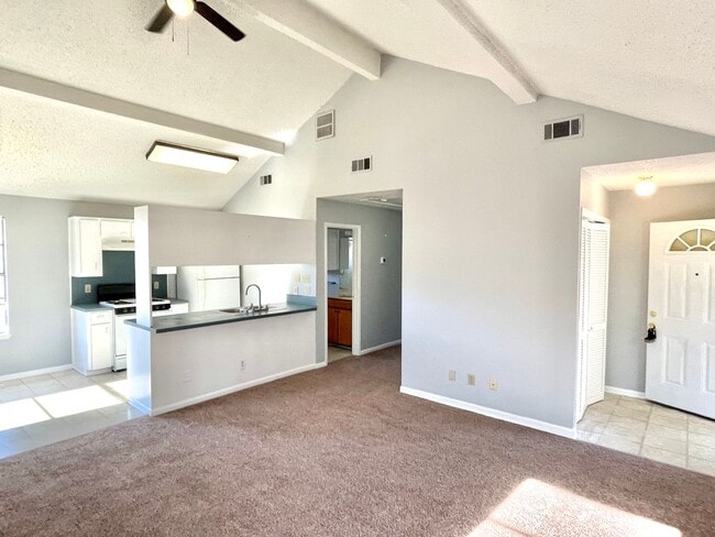 Building Photo - Upstairs Duplex in Southwest Austin!