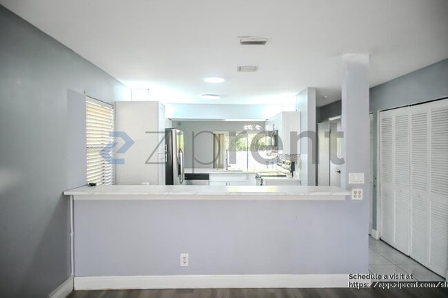 Foto del edificio - 9761 Riverside Dr