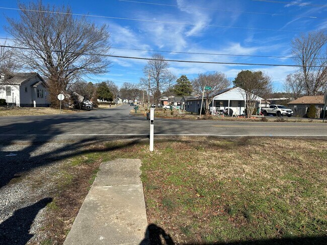 Building Photo - 3 bed house in Henrico! Hvac, laundry, new...