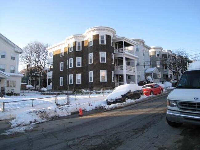 Building Photo - Spacious 3Br apartment in Brighton. 2 Park...