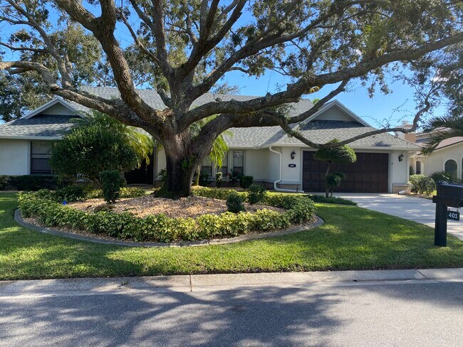 Building Photo - 401 Crystal Lake Dr