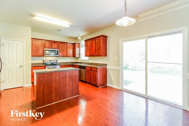 Building Photo - 2456 Ingleside Dr