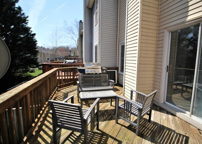 Foto del edificio - Fabulous Three Bedroom Three Level Townhome in the Heart of Kingstowne!