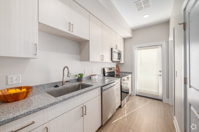 2BR, 1.5BA - Townhouse - 1,356SF - Kitchen - Park Lamont Townhomes