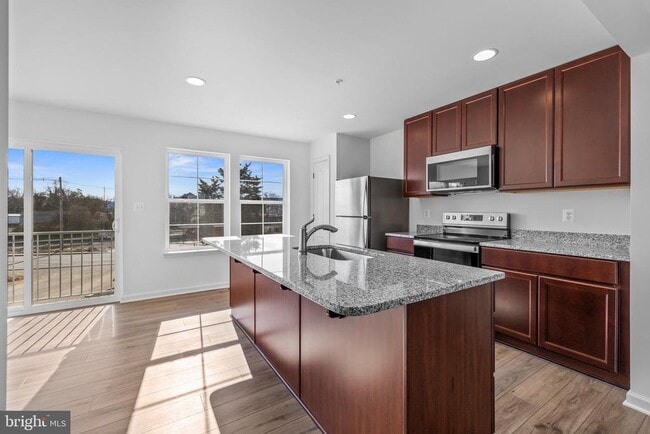 Foto del edificio - 496 Peleton St