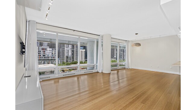 Building Photo - 340 E Randolph St