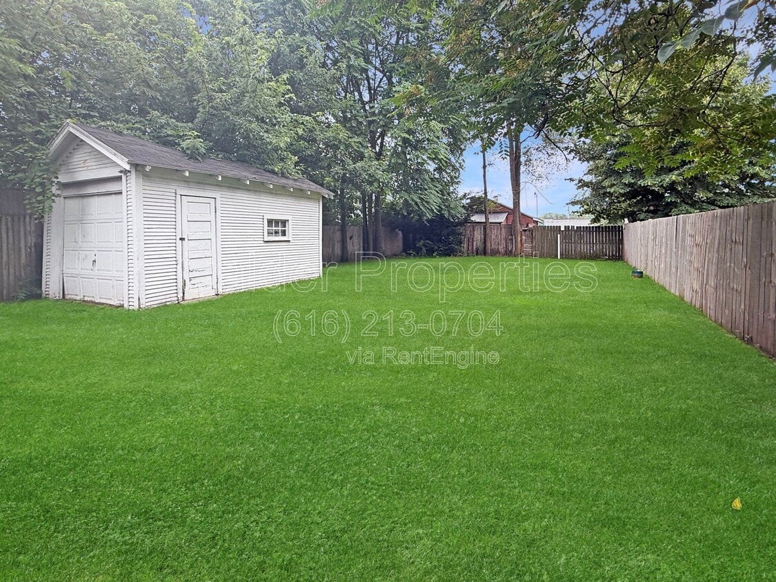 Building Photo - 630 Plett St SW