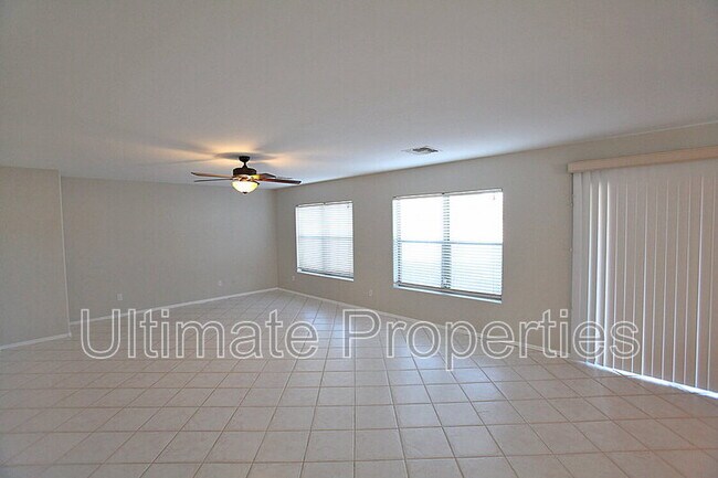 Foto del edificio - 11770 W Apache St