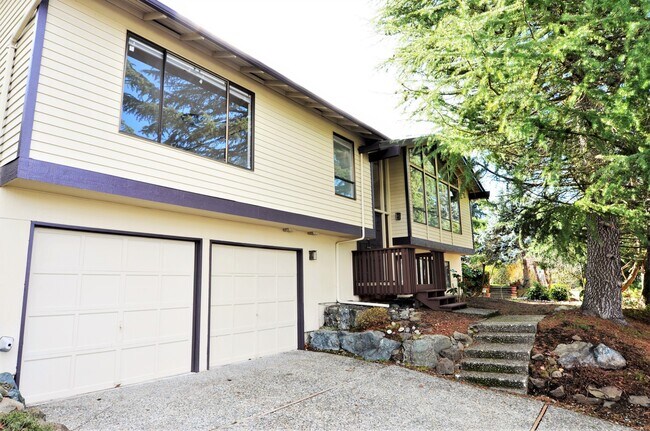 Foto del edificio - Charming 4-Bedroom Home with Bonus Rooms &...
