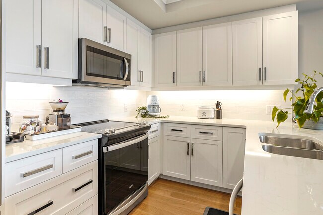 Photo du bâtiment - Luxury 2 Bedroom Condo + Den in Sunningdal...